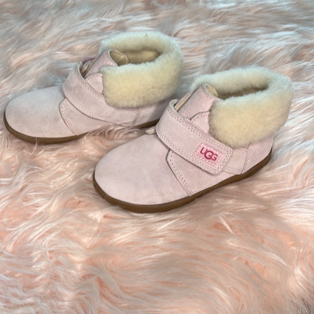 UGG - Girls Pastel Pink Boots with Fur Ankle 🎀 US 9 $22!
